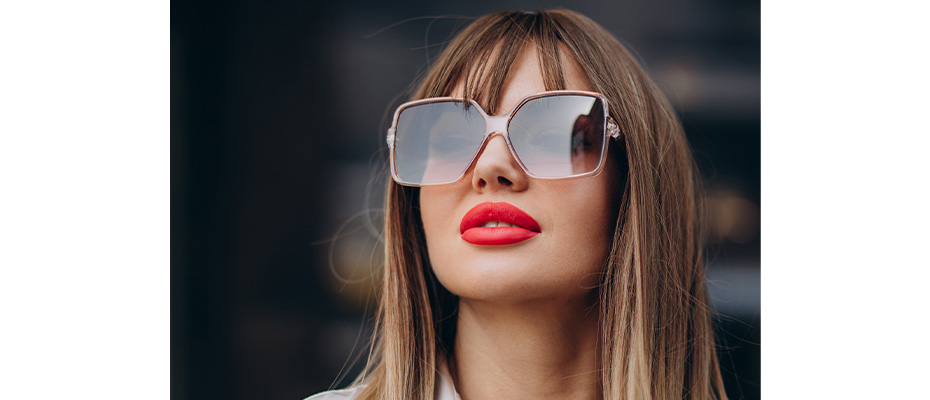Cerchi un nuovo occhiale da sole alla moda Allora stai cercando un occhiale Valentino in pronta consegna