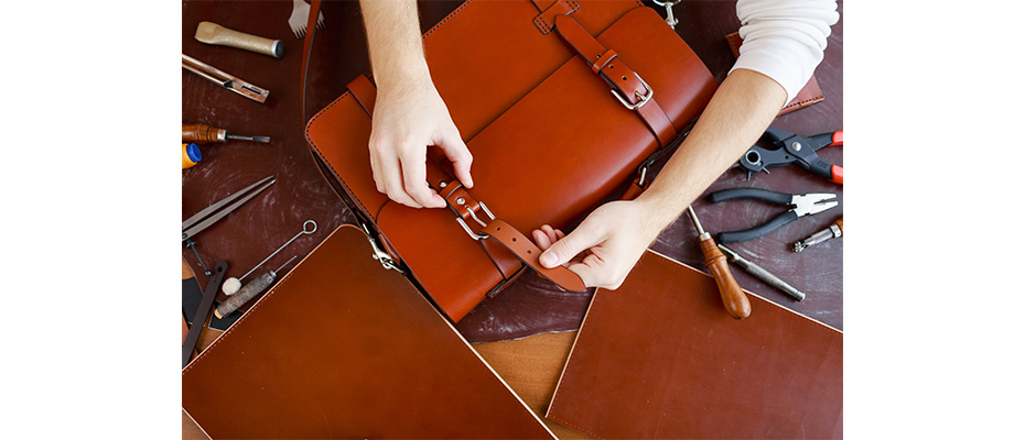 Il ritorno silenzioso degli accessori in pelle perché cinture e portafogli stanno tornando protagonisti